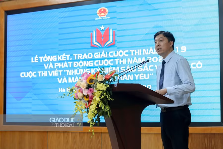 Thầy giáo Nguyễn Phú Thành phát biểu hưởng ứng cuộc thi