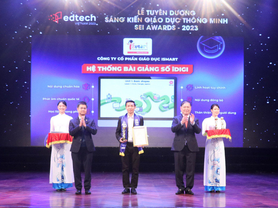 Đại diện iSMART Education nhận giải cho hạng mục "Ảnh hưởng Giáo dục của năm tại sự kiện". (Ảnh: PN) Đại diện iSMART Education nhận giải cho hạng mục "Ảnh hưởng Giáo dục của năm tại sự kiện". (Ảnh: PN)