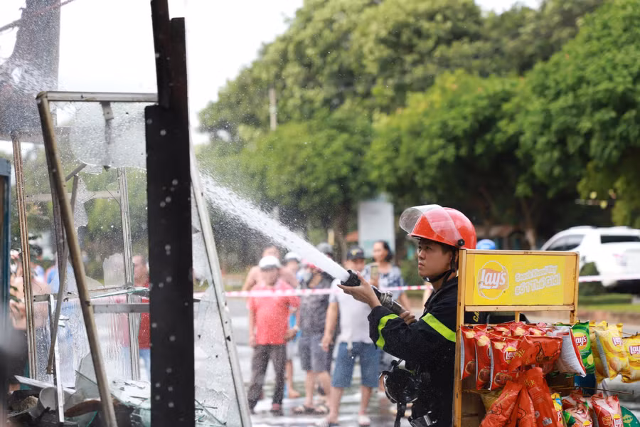 Lực lượng PCCC nhanh chóng dập tắt đám cháy tại phường Tân An, TP Buôn Ma Thuột. (Ảnh: TT)