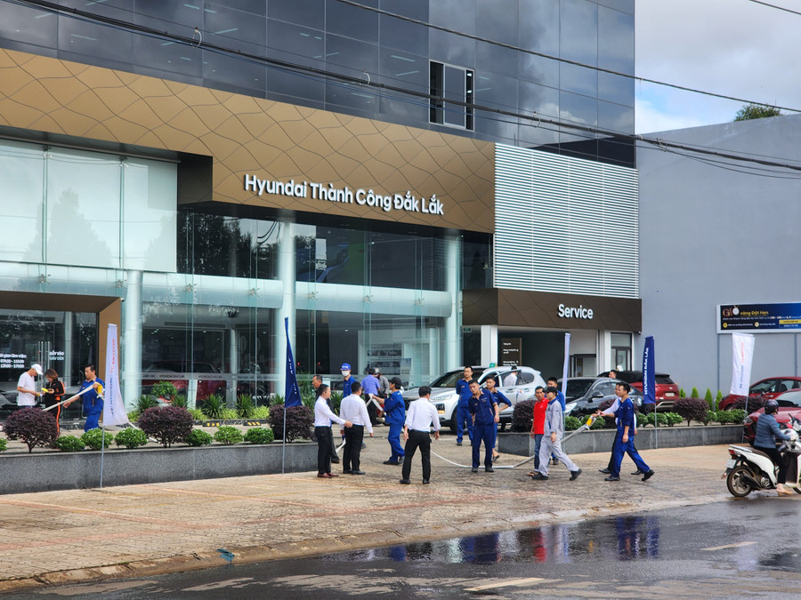Nhân viên Showroom Huyndai Đắk Lắk thu hồi thiết bị sau khi hỗ trợ chữa cháy. (Ảnh: TT)