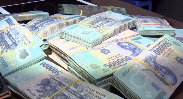 Cơ quan công an thu giữ hàng tỉ đồng tiền phạm pháp.