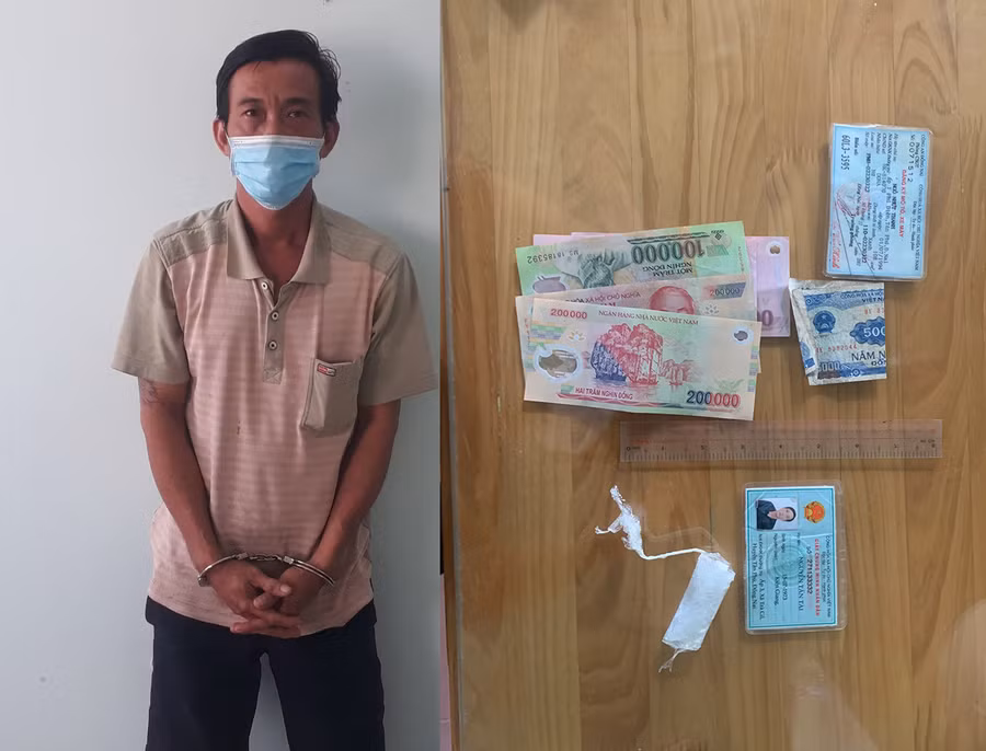 Đối tượng Nguyễn Tấn Tài cùng tang vật (ảnh do Cơ quan Công an cung cấp)