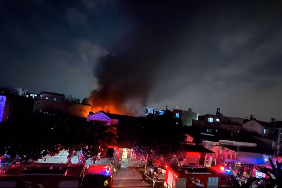 Do bên trong nhà xưởng chứa vật liệu dễ cháy nên ngọn lửa nhanh chóng bao trùm 200m2 nhà xưởng