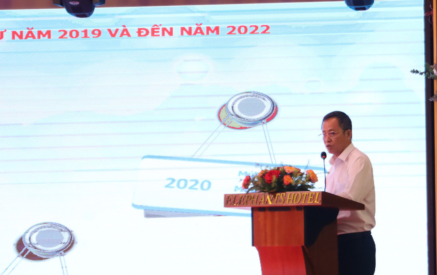 Ông Đỗ Tường Hiệp - Phó Giám đốc Sở GD&ĐT trình bày báo cáo tại Hội nghị - Ảnh: Thành Tâm.