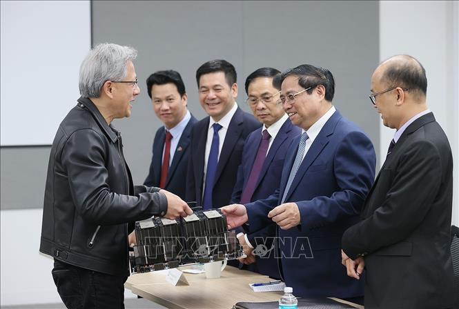 Chủ tịch và đồng sáng lập của NVIDIA Jensen Huang giới thiệu với Thủ tướng Phạm Minh Chính sản phẩm của NVIDIA. Ảnh: Dương Giang/TTXVN