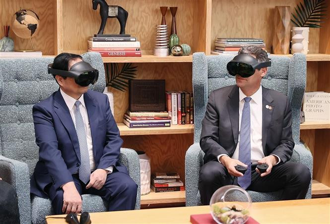 Thủ tướng Phạm Minh Chính trải nghiệm sản phẩm công nghệ của Tập đoàn META. Ảnh: Dương Giang/TTXVN