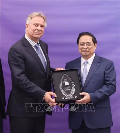 Lãnh đạo Công ty Synopsys tặng quà lưu niệm cho Thủ tướng Phạm Minh Chính. Ảnh: Dương Giang/TTXVN Lãnh đạo Công ty Synopsys tặng quà lưu niệm cho Thủ tướng Phạm Minh Chính. Ảnh: Dương Giang/TTXVN