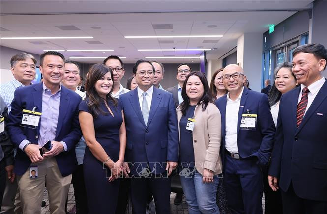 Thủ tướng Phạm Minh Chính với nhân viên người Việt Nam đang làm việc cho Công ty Synopsys. Ảnh: Dương Giang/TTXVN