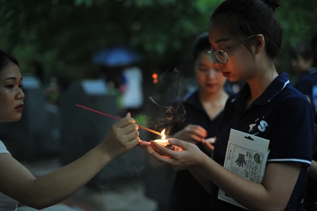 Sinh viên Trường Đại học KHXH&NV thắp lửa tri ân, tưởng niệm anh hùng liệt sĩ