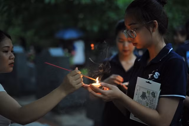 Sinh viên Trường Đại học KHXH&NV thắp lửa tri ân, tưởng niệm anh hùng liệt sĩ