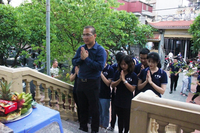 TS.Phạm Hồng Long, Bí thư Chi bộ, Trưởng khoa Du lịch học và sinh viên thắp hương tưởng niệm anh hùng liệt sĩ