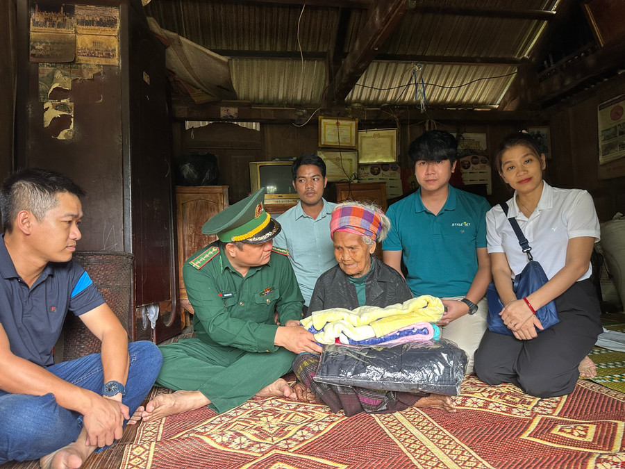 Tặng chăn ấm cho người dân vùng biên giới.