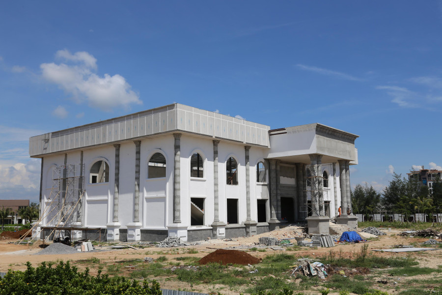 Khi bị cơ quan có thẩm quyền phát hiện, lập biên bản vi phạm, nhưng chủ đầu tư vẫn "phớt lờ" mọi chỉ đạo, tiếp tục xây dựng công trình. Khi bị cơ quan có thẩm quyền phát hiện, lập biên bản vi phạm, nhưng chủ đầu tư vẫn "phớt lờ" mọi chỉ đạo, tiếp tục xây dựng công trình.