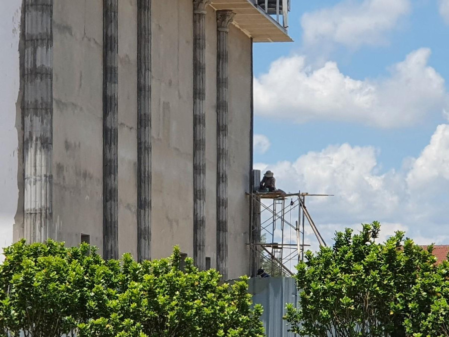 Đội ngũ công nhân vẫn tiếp tục thi công công trình sai phép.