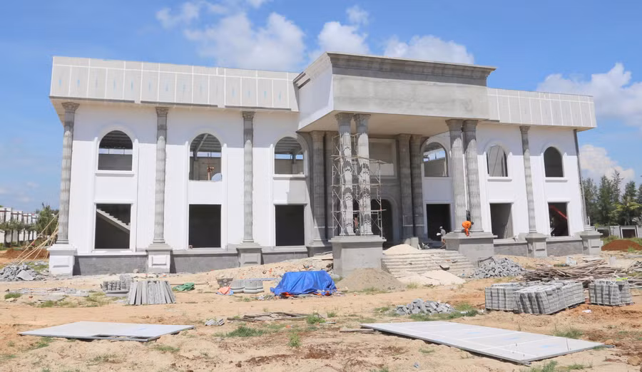 Công trình nhà thép 2 tầng tại Dự án Khu nghỉ dưỡng Biển Vàng thi công khi chưa có giấy phép xây dựng.