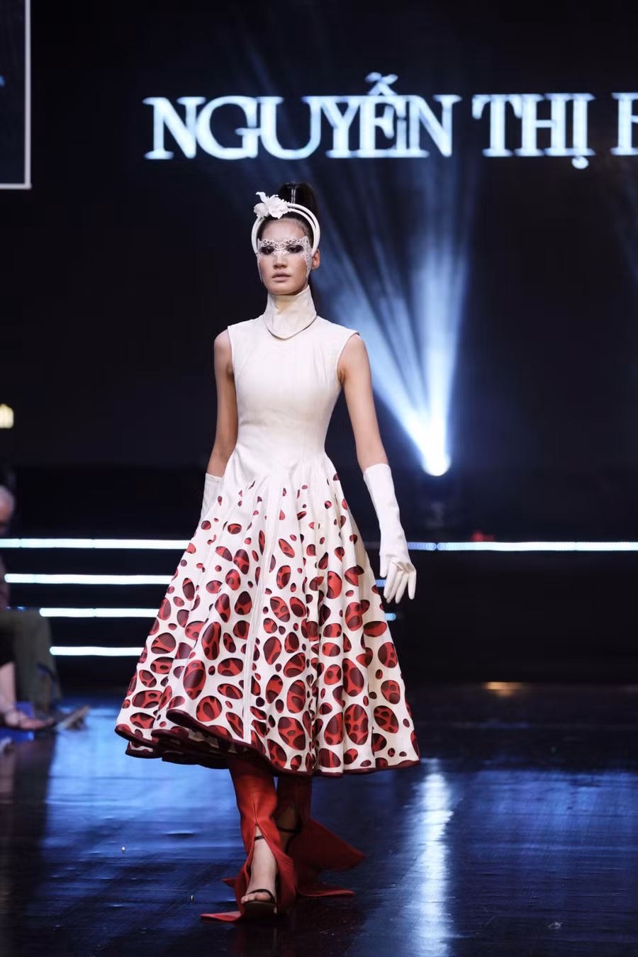 Mãn nhãn show diễn thời trang tốt nghiệp của sinh viên Trường ĐH Kiến trúc ảnh 1