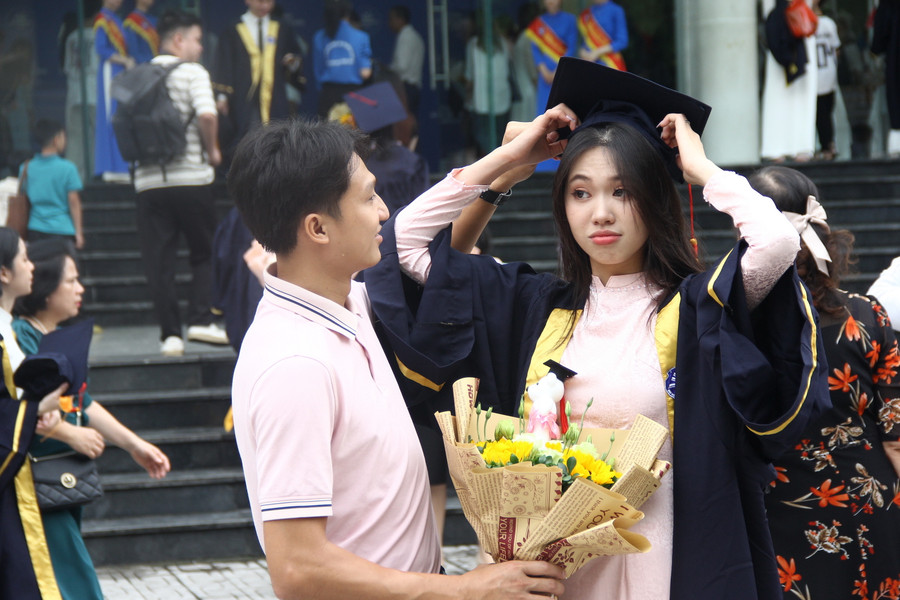 Hầu hết tân cử nhân đều có người thân đến chúc mừng trong ngày nhận bằng tốt nghiệp.