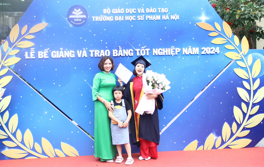 Tân cử nhân chia vui cùng gia đình, người thân.