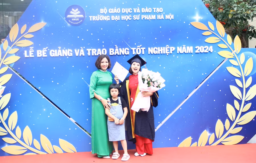 Tân cử nhân chia vui cùng gia đình, người thân.