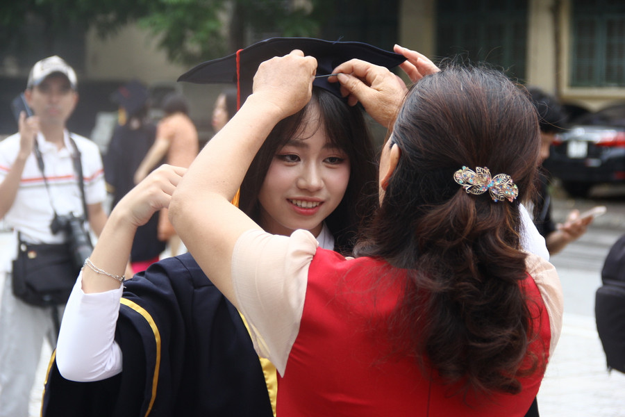 Chuẩn bị trang phục để nhận bằng cử nhân.