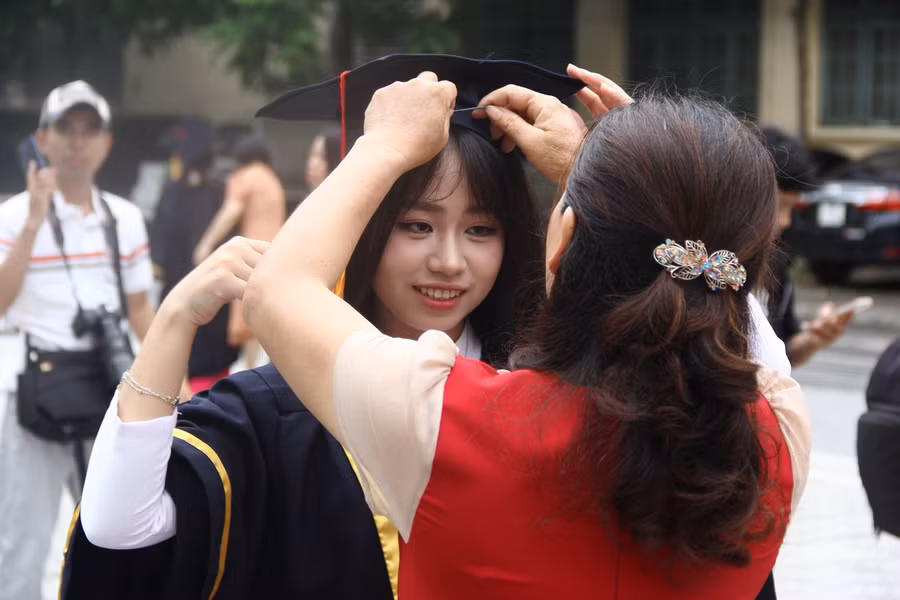 Chuẩn bị trang phục để nhận bằng cử nhân.