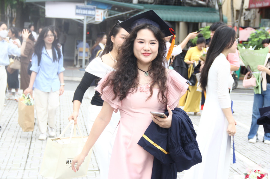 Sinh viên Trường ĐH Sư phạm Hà Nội trong ngày tốt nghiệp. Sinh viên Trường ĐH Sư phạm Hà Nội trong ngày tốt nghiệp.