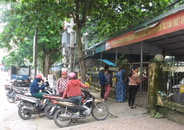 Con đã vào phòng thi nhưng phụ huynh vẫn bám rào ngóng vào trong