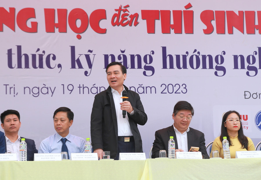 TS Phạm Như Nghệ, Phó Vụ trưởng Vụ Giáo dục ĐH (Bộ GD&ĐT) trao đổi các điểm mới trong công tác tuyển sinh năm nay. TS Phạm Như Nghệ, Phó Vụ trưởng Vụ Giáo dục ĐH (Bộ GD&ĐT) trao đổi các điểm mới trong công tác tuyển sinh năm nay.