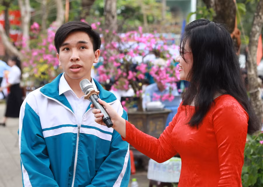 Học sinh Trường THPT Đông Hà đặt câu hỏi với đại diện các trường liên quan đến công tác tuyển sinh.