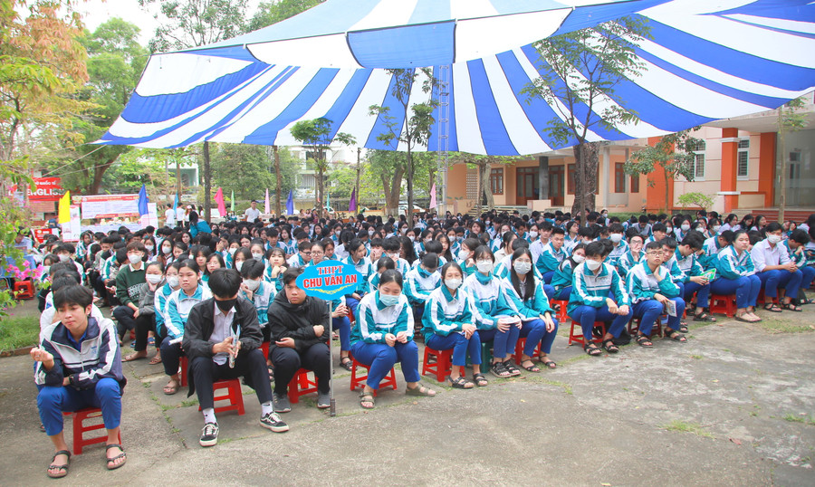 Hàng trăm học sinh khối 12 tham dự chương trình và giao lưu, trao đổi với đại diện các trường ĐH, CĐ. Hàng trăm học sinh khối 12 tham dự chương trình và giao lưu, trao đổi với đại diện các trường ĐH, CĐ.