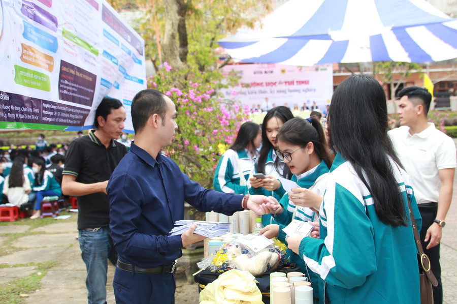Học sinh tìm hiểu thông tin tuyển sinh ở các khu vực tư vấn. Học sinh tìm hiểu thông tin tuyển sinh ở các khu vực tư vấn.