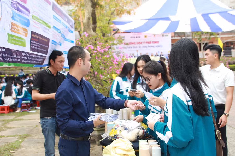 Học sinh tìm hiểu thông tin tuyển sinh ở các khu vực tư vấn.