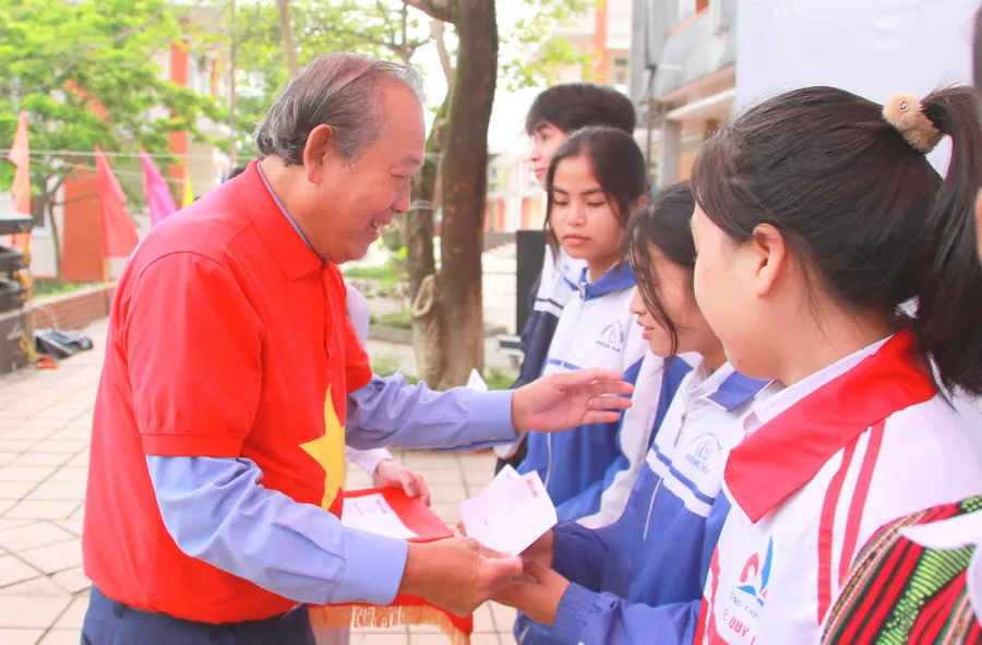 Ông Trương Hòa Bình, nguyên Phó Thủ tướng Thường trực Chính phủ trao học bổng đến học sinh Quảng Trị.