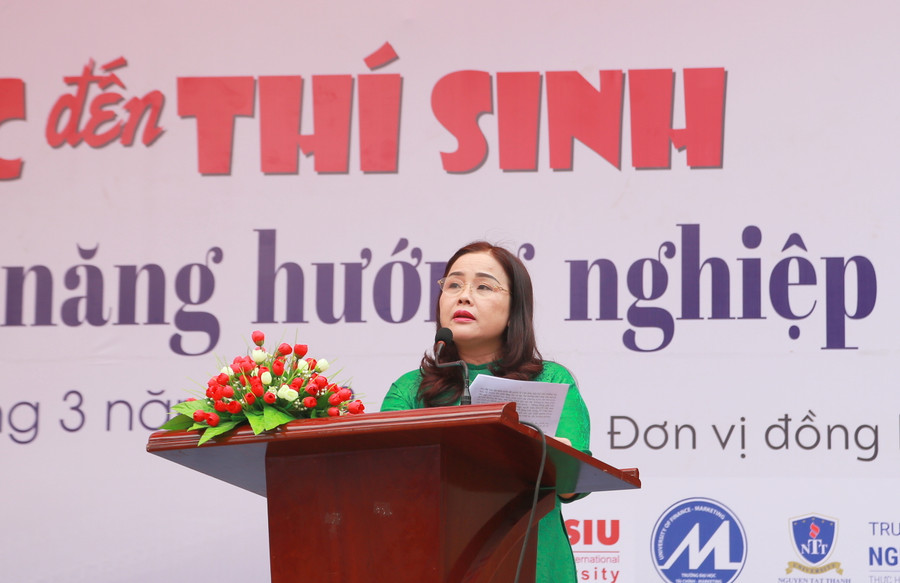 TS Lê Thị Hương, Giám đốc Sở GD&ĐT Quảng Trị cho biết, chương trình tư vấn hướng nghiệp có vai trò quan trọng đối với học sinh lớp 12. TS Lê Thị Hương, Giám đốc Sở GD&ĐT Quảng Trị cho biết, chương trình tư vấn hướng nghiệp có vai trò quan trọng đối với học sinh lớp 12.