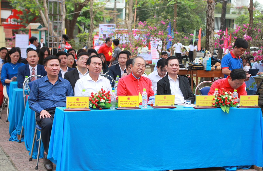 Chương trình có sự tham gia của đại diện Bộ GD&ĐT, đại diện các trường ĐH, CĐ. Chương trình có sự tham gia của đại diện Bộ GD&ĐT, đại diện các trường ĐH, CĐ.