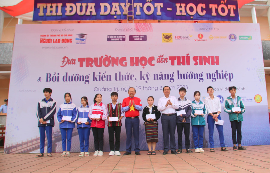 Ông Trương Hòa Bình, nguyên Phó Thủ tướng Thường trực Chính phủ, cùng lãnh đạo tỉnh Quảng Trị trao học bổng đến học sinh. Ông Trương Hòa Bình, nguyên Phó Thủ tướng Thường trực Chính phủ, cùng lãnh đạo tỉnh Quảng Trị trao học bổng đến học sinh.