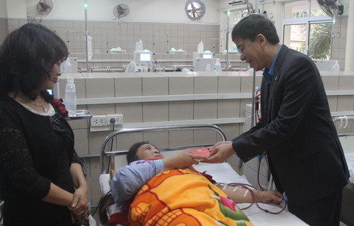 Nhân lên niềm vui và nghị lực cho các nhà giáo không may phải nằm viện điều trị Nhân lên niềm vui và nghị lực cho các nhà giáo không may phải nằm viện điều trị