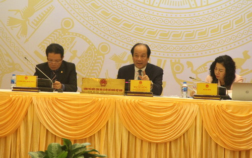 Bộ trưởng Mai Tiến Dũng (ở giữa) thông tin về vụ việc 24.124 container đang tồn đọng tại các cảng biển trên cả nước Bộ trưởng Mai Tiến Dũng (ở giữa) thông tin về vụ việc 24.124 container đang tồn đọng tại các cảng biển trên cả nước