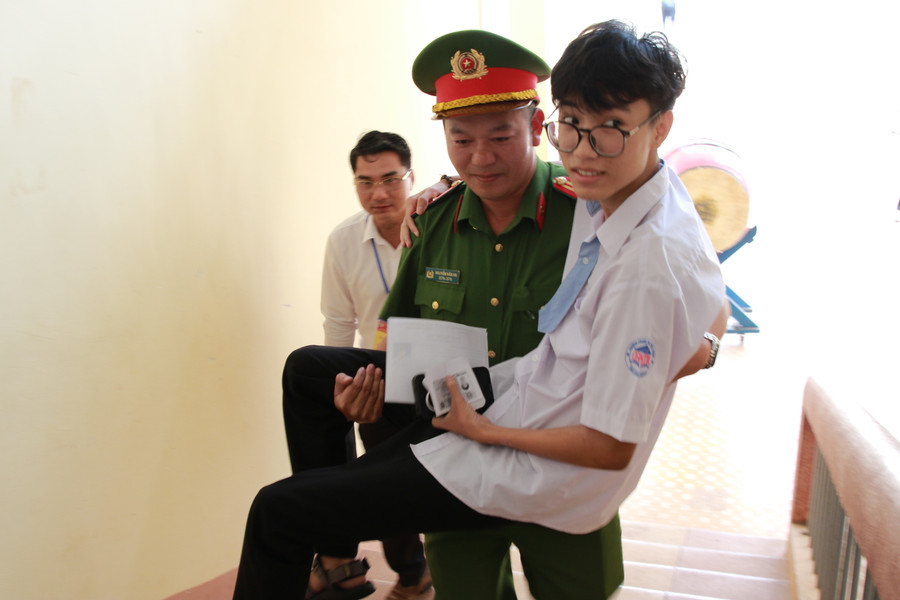 Đôi chân chưa tự đi, nhưng thí sinh Nguyễn Đình Cương yên tâm vì đã có lực lượng Công an hỗ trợ trong suốt quá trình dự thi. (Ảnh: Thành Tâm) Đôi chân chưa tự đi, nhưng thí sinh Nguyễn Đình Cương yên tâm vì đã có lực lượng Công an hỗ trợ trong suốt quá trình dự thi. (Ảnh: Thành Tâm)