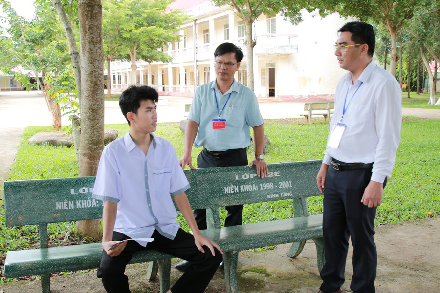 Giám đốc Sở GD&ĐT Phan Thanh Hải (bên phải) động viên thí sinh Phạm Ân yên tâm dự thi. (Ảnh: Thành Tâm) Giám đốc Sở GD&ĐT Phan Thanh Hải (bên phải) động viên thí sinh Phạm Ân yên tâm dự thi. (Ảnh: Thành Tâm)