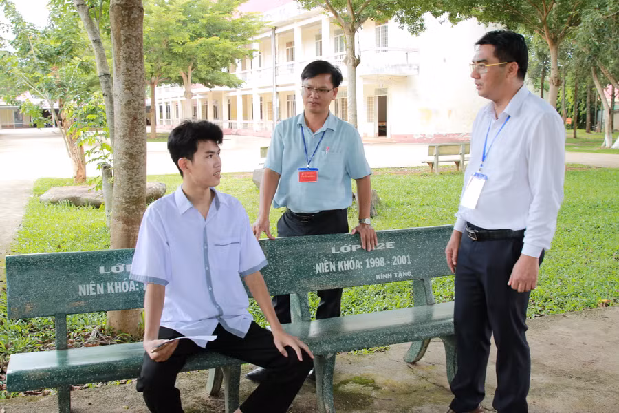 Giám đốc Sở GD&amp;ĐT Phan Thanh Hải (bên phải) động viên thí sinh Phạm Ân yên tâm dự thi. (Ảnh: Thành Tâm)