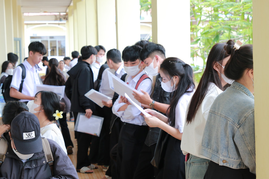 Thí sinh đến làm thủ tục dự thi tại điểm thi Trường THPT Đắk Mil. (Ảnh: Thành Tâm) Thí sinh đến làm thủ tục dự thi tại điểm thi Trường THPT Đắk Mil. (Ảnh: Thành Tâm)