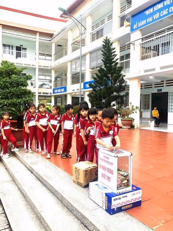 Học sinh Trường Tiểu học Võ Nguyên Giáp tham gia đóng góp ủng hộ đồng bào bị thiệt hại nặng do bão lụt.