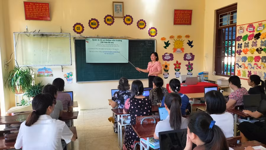 Một hoạt động bồi dưỡng về chuyển đổi số giáo dục cho giáo viên Trường tiểu học xã Phúc Thắng,