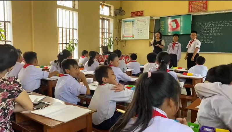 Một tiết học có ứng dụng công nghệ thông tin của Trường THCS thị trấn Rạng Đông. Một tiết học có ứng dụng công nghệ thông tin của Trường THCS thị trấn Rạng Đông.