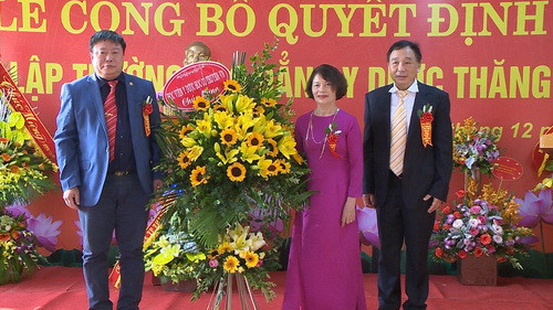 Các đơn vị đến tặng hoa chúc mừng Các đơn vị đến tặng hoa chúc mừng