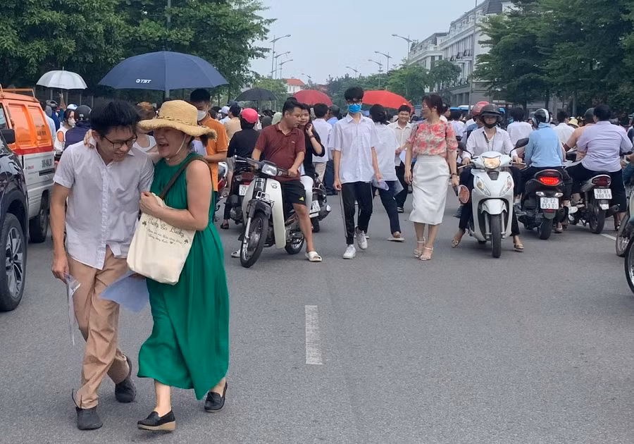 Thí sinh Ngô Thiên Lâm được mẹ đón, câu đầu tiên bạn trả lời mẹ: Không trúng tủ, nhưng trúng kiến thức!