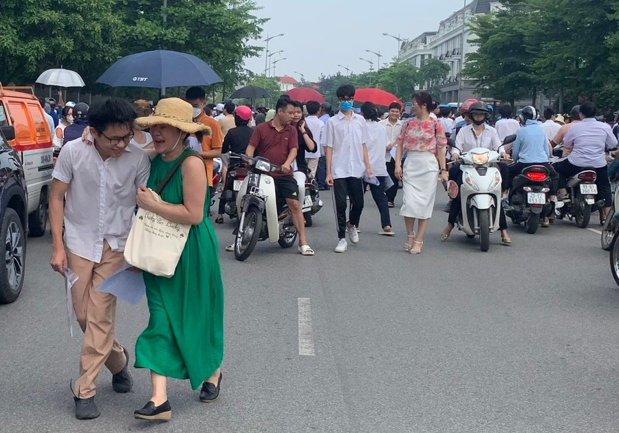 Thí sinh Ngô Thiên Lâm được mẹ đón, câu đầu tiên bạn trả lời mẹ: Không trúng tủ, nhưng trúng kiến thức! Thí sinh Ngô Thiên Lâm được mẹ đón, câu đầu tiên bạn trả lời mẹ: Không trúng tủ, nhưng trúng kiến thức!