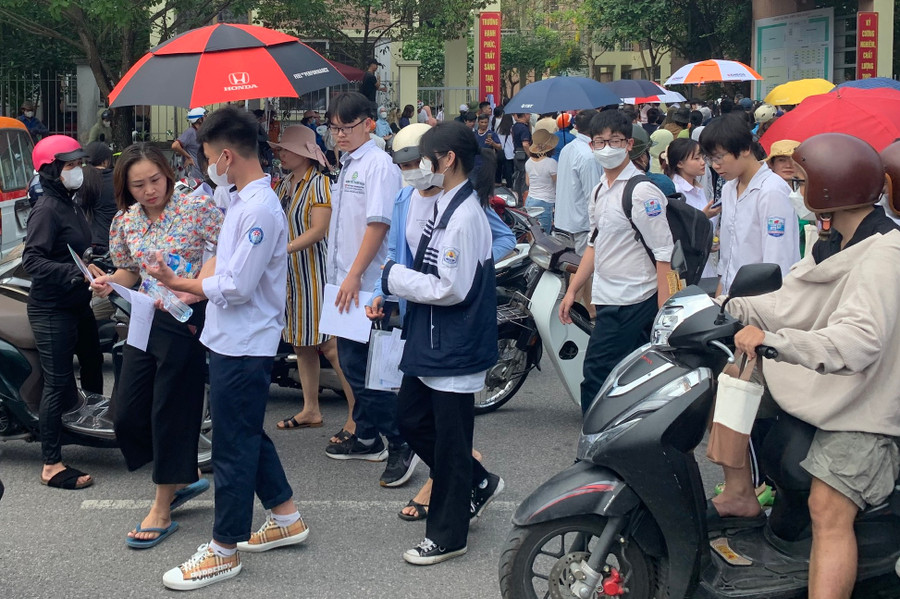 Nhiều thí sinh với tâm trạng phấn khởi bước ra khỏi khu vực thi. Nhiều thí sinh với tâm trạng phấn khởi bước ra khỏi khu vực thi.