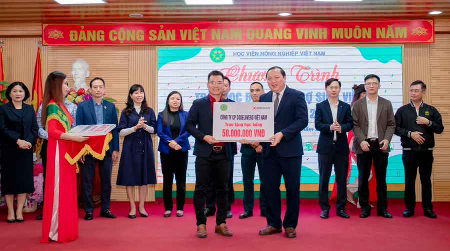 TS Vũ Ngọc Huyên - Phó Giám đốc Học viện Nông nghiệp Việt Nam tiếp nhận học bổng từ các doanh nghiệp. TS Vũ Ngọc Huyên - Phó Giám đốc Học viện Nông nghiệp Việt Nam tiếp nhận học bổng từ các doanh nghiệp.